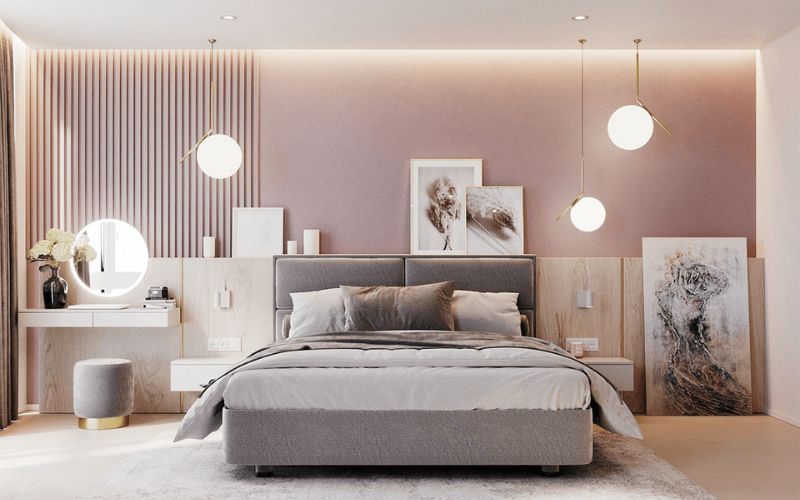 Không gian ngủ thoải mái khi sơn phòng màu hồng và nội thất xám